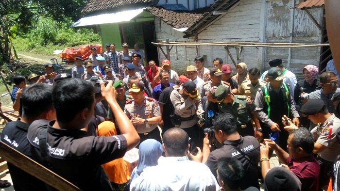 Kapolda Jatim Ingatkan Para Korban Banjir untuk Jaga Kesehatan Kapolda Jatim Ingatkan Para Korban Banjir untuk Jaga Kesehatan