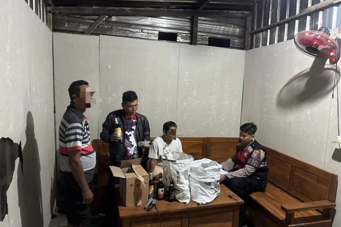 Puluhan Arak Bali serta Miras Jenis Lain Diamankan Polres Lamongan saat Razia Kafe dan Warung