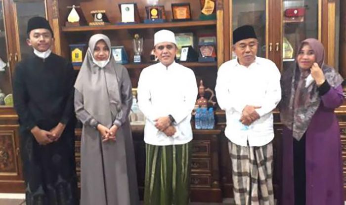 Sowan Kiai Asep, Bupati Ipuk Didampingi Mantan Bupati Banyuwangi Sowan Kiai Asep, Bupati Ipuk Didampingi Mantan Bupati Banyuwangi