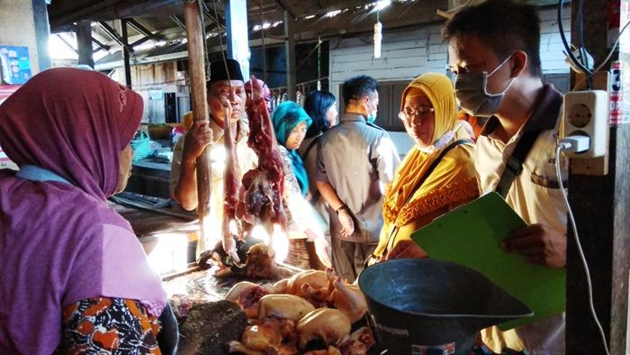 ​Monitoring Daging dan Ayam, Pemkab Pasuruan Turunkan Tim ke Pasar