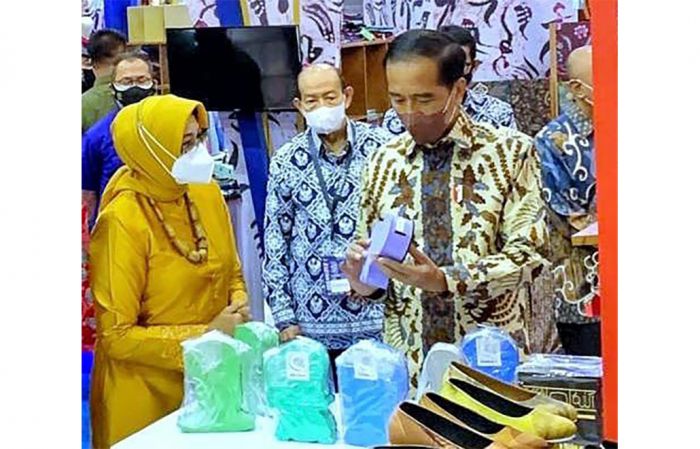 Kunjungi Stand Inacraft Kota Pasuruan, Presiden Jokowi Lihat Celengan Buatan WBP Kunjungi Stand Inacraft Kota Pasuruan, Presiden Jokowi Lihat Celengan Buatan WBP
