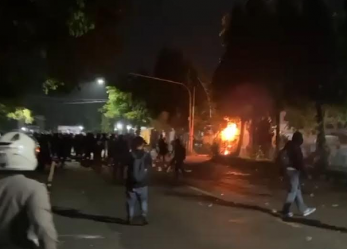 Unjuk Rasa Mahasiswa Tolak UU TNI di Kota Kediri Berujung Ricuh, Polisi Sebut Amankan 21 Demonstran Unjuk Rasa Mahasiswa Tolak UU TNI di Kota Kediri Berujung Ricuh, Polisi Sebut Amankan 21 Demonstran