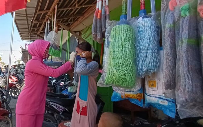 Bhayangkari dan Polwan Bangkalan Bagikan Masker di Lingkungan Pasar Klampis Bhayangkari dan Polwan Bangkalan Bagikan Masker di Lingkungan Pasar Klampis