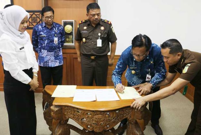 Kerja Sama Pendampingan dan Penyuluhan Hukum, Bupati dan Kajari Gresik Teken MoU