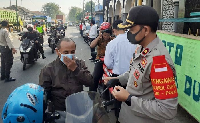 Hari Bhayangkara ke-74, Polres Pasuruan Bagikan 500 Masker ke Pengguna Jalan Hari Bhayangkara ke-74, Polres Pasuruan Bagikan 500 Masker ke Pengguna Jalan