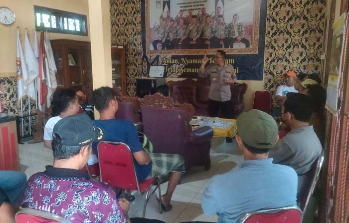 Warga Segel Ruang Kerja Kades Kepohagung, Diduga Gelapkan Uang Desa Ratusan Juta Warga Segel Ruang Kerja Kades Kepohagung, Diduga Gelapkan Uang Desa Ratusan Juta
