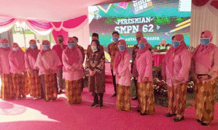 Resmikan SMPN 62 di Gunung Anyar, Risma: Tak Ada Sekolah Favorit-Tidak Favorit Resmikan SMPN 62 di Gunung Anyar, Risma: Tak Ada Sekolah Favorit-Tidak Favorit