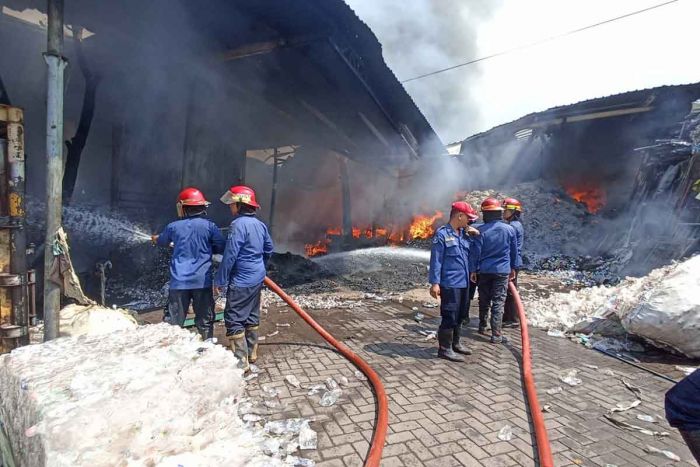 Gudang Rongsokan di Sidoarjo Alami Kebakaran Hebat, Maling Motor Beraksi Saat Warga Panik