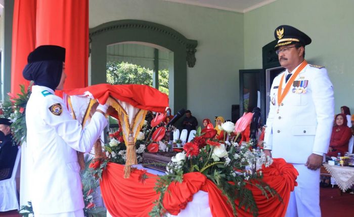 Upacara HUT ke-78 Kemerdekaan RI, Gus Ipul Serahkan Hadiah ke Lansia yang Lahir 17 Agustus Upacara HUT ke-78 Kemerdekaan RI, Gus Ipul Serahkan Hadiah ke Lansia yang Lahir 17 Agustus