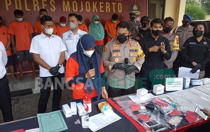 2.292 Butir Obat Aborsi Merk Cytotec Diamankan, Jaringan Praktik Abrosi Mojokerto-Jakarta Dibongkar 2.292 Butir Obat Aborsi Merk Cytotec Diamankan, Jaringan Praktik Abrosi Mojokerto-Jakarta Dibongkar