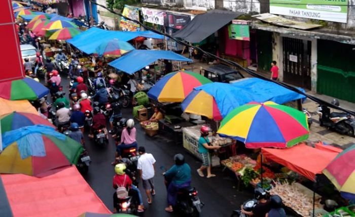 Pengamat Nilai Physical Distancing Pemkab Jember Tidak Efektif, Masih Banyak Ditemui Titik Keramaian Pengamat Nilai Physical Distancing Pemkab Jember Tidak Efektif, Masih Banyak Ditemui Titik Keramaian
