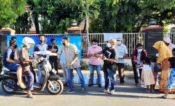 Peduli Sesama, PWI Sumenep Bagikan Ratusan Bungkus Takjil ke Pengguna Jalan Peduli Sesama, PWI Sumenep Bagikan Ratusan Bungkus Takjil ke Pengguna Jalan