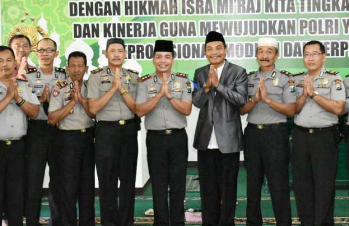 Jajaran Polres Batu Dapat Pelajaran tentang Kucing dari Ustadz Zulfi dalam Pengajian Isra Mi Jajaran Polres Batu Dapat Pelajaran tentang Kucing dari Ustadz Zulfi dalam Pengajian Isra Mi