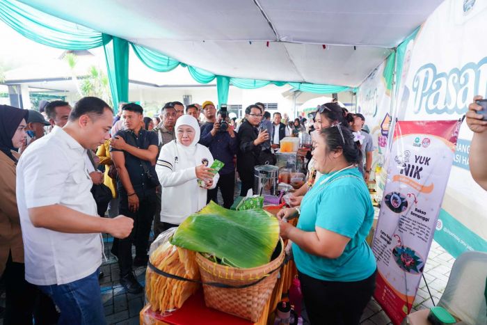 Ratusan Emak-Emak di Benowo Surabaya Borong Sembako dalam Program Pasar Murah Gubernur Jatim