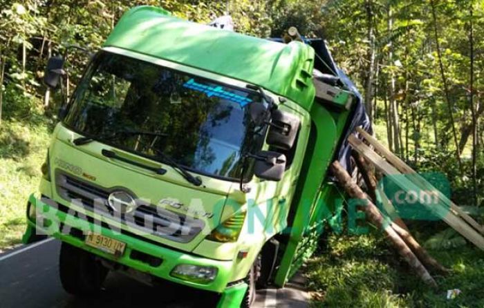Truk Hino Terperosok ke Parit di Jalur Ngantang Truk Hino Terperosok ke Parit di Jalur Ngantang