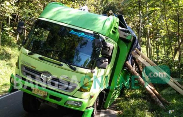 Truk Hino Terperosok ke Parit di Jalur Ngantang