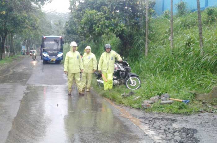 Longsor di Desa Jombok, Kapolsek Ngantang Turun Langsung ke TKP Longsor di Desa Jombok, Kapolsek Ngantang Turun Langsung ke TKP