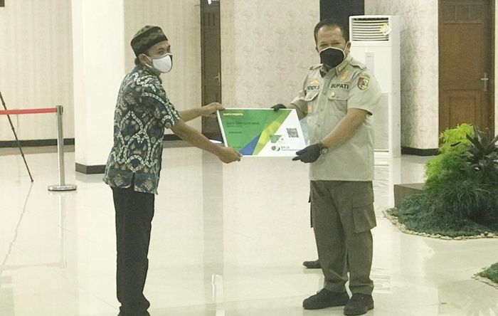 Realisasikan Program Pusat, Bupati Hendy Serahkan Kartu BPJSTK ke Semua Ketua RT dan RW di Jember