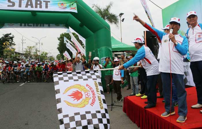 Bupati Sambari Lepas Atlet Balap Sepeda Gresik Cup 2017