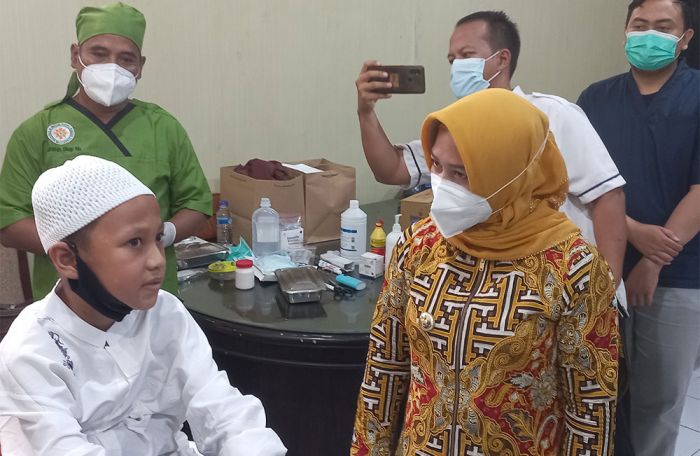 Peringati HUT Korpri ke-50 dan 3 Tahun Kepemimpinannya, Wali Kota Mojokerto Gelar Khitanan Massal Peringati HUT Korpri ke-50 dan 3 Tahun Kepemimpinannya, Wali Kota Mojokerto Gelar Khitanan Massal