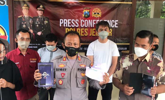 Diduga Penadah Tab Milik SMKN 5 Jember, Pemilik Konter HP Diciduk Polisi Diduga Penadah Tab Milik SMKN 5 Jember, Pemilik Konter HP Diciduk Polisi