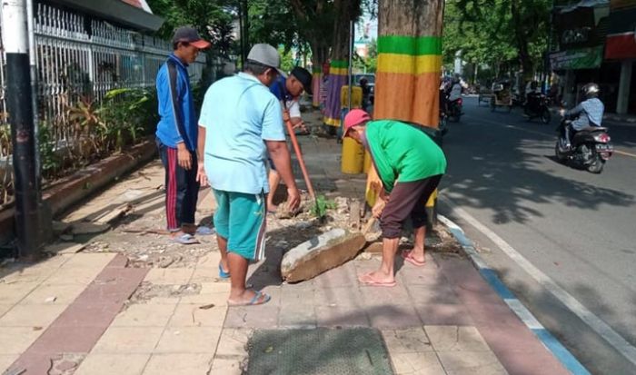 DLH Pamekasan Bersama Warga Murtajih Gelar Aksi Bersih-bersih RTH dan Penghijauan