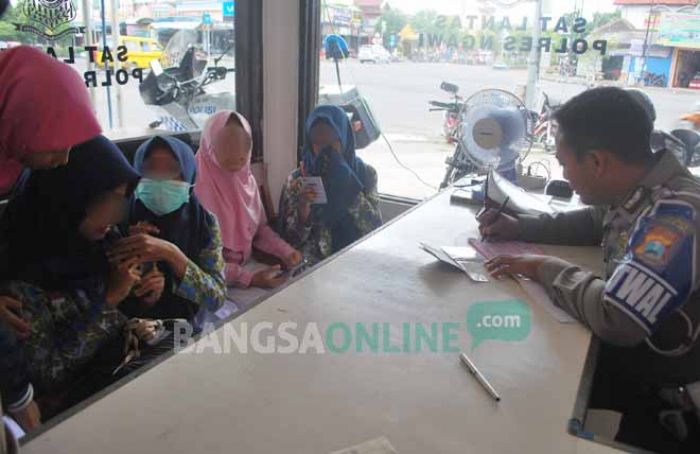 Tekan Angka Kecelakaan, Satlantas Polres Ngawi Razia Pelajar yang Nekat Bawa Motor Sendiri