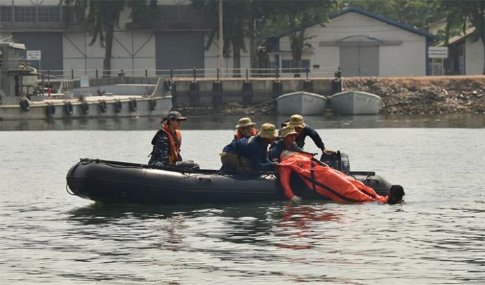 Tim Gabungan Satgas Penyelamatan Kapal Selam Koarmada II Evakuasi Korban Kapal Tenggelam