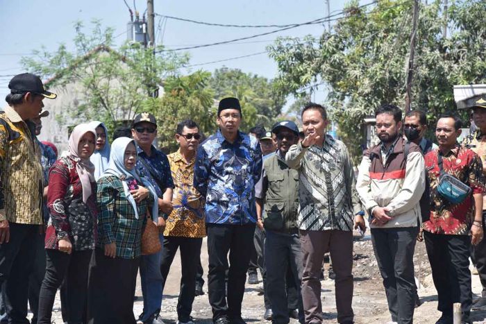 Berharap Rampung Tepat Waktu, Bupati Sidoarjo Pantau Betonisasi Jalan Desa Banjarpanji Berharap Rampung Tepat Waktu, Bupati Sidoarjo Pantau Betonisasi Jalan Desa Banjarpanji