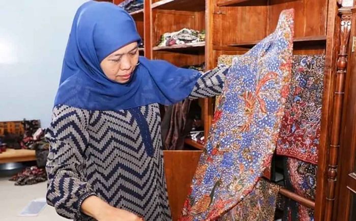 Hari Batik Nasional 2024: Khofifah Ajak Masyarakat Bangga Berbatik Hari Batik Nasional 2024: Khofifah Ajak Masyarakat Bangga Berbatik