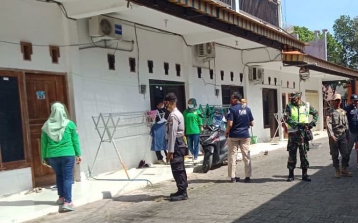 Asyik Berduaan di Kos, 8 Pasang Kumpul Kebo Diamankan Satpol PP Tuban Asyik Berduaan di Kos, 8 Pasang Kumpul Kebo Diamankan Satpol PP Tuban