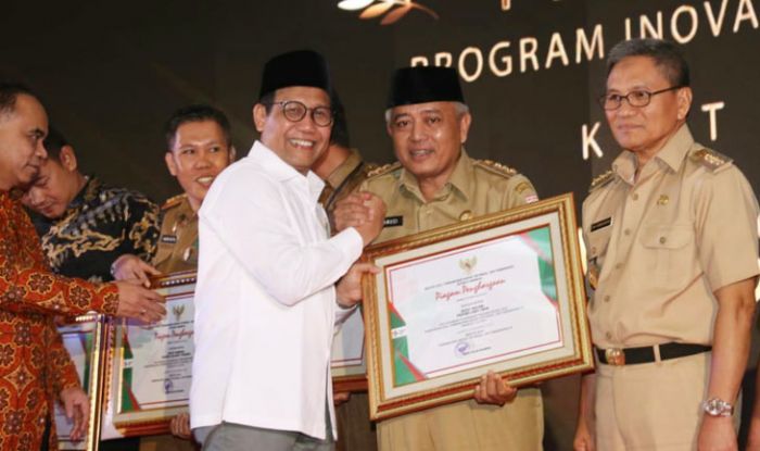 Bupati Malang Terima Penghargaan dari Kemendes PDTT Bupati Malang Terima Penghargaan dari Kemendes PDTT