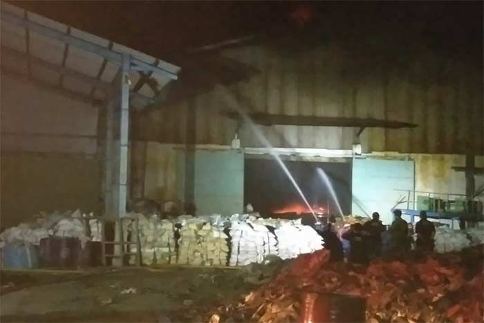 Pabrik Plastik di Balongbendo Terbakar Pabrik Plastik di Balongbendo Terbakar