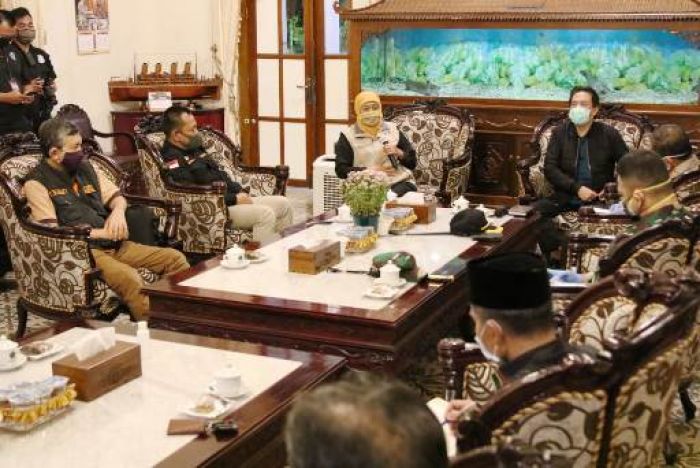 Jelang Tengah Malam, Gubernur Khofifah Rapat Bersama Wabup Sidoarjo untuk Efektivitas PSBB Jelang Tengah Malam, Gubernur Khofifah Rapat Bersama Wabup Sidoarjo untuk Efektivitas PSBB