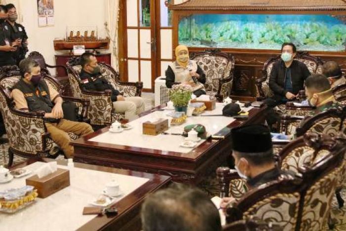 ​Jelang Tengah Malam, Gubernur Khofifah Rapat Bersama Wabup Sidoarjo untuk Efektivitas PSBB