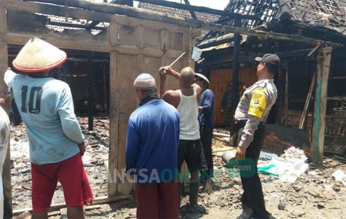 Kasihan, Kakek di Ngawi ini Tergolek Sakit saat Rumahnya Terbakar Ludes Kasihan, Kakek di Ngawi ini Tergolek Sakit saat Rumahnya Terbakar Ludes