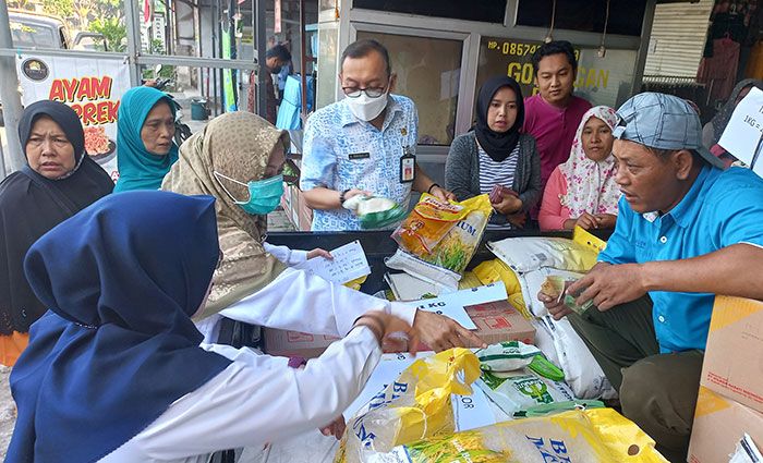 Stabilkan Harga, Disperindag Kabupaten Mojokerto Gandeng Bulog Gelar Operasi Pasar Murah Stabilkan Harga, Disperindag Kabupaten Mojokerto Gandeng Bulog Gelar Operasi Pasar Murah