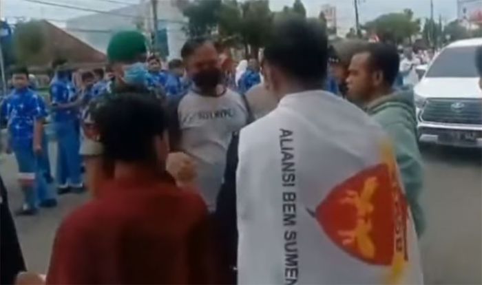 Petugas Gabungan Bubarkan Demo Mahasiswa Saat Kunker Jokowi di Madura Petugas Gabungan Bubarkan Demo Mahasiswa Saat Kunker Jokowi di Madura