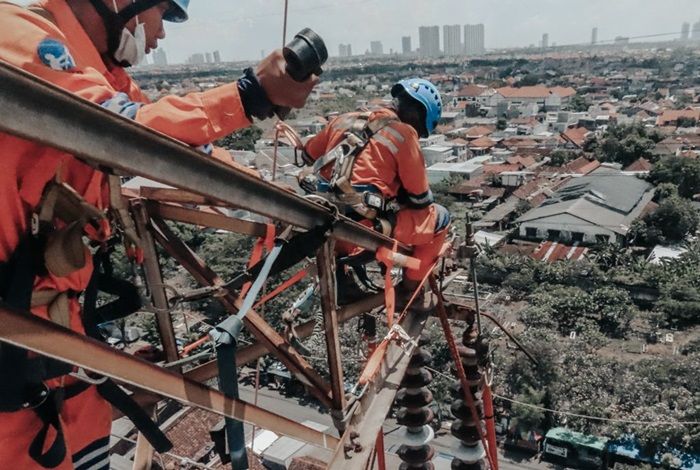 PLN Lakukan Penggantian 44 Keping Isolator di SUTT 150 kV Karang Pilang - Rungkut