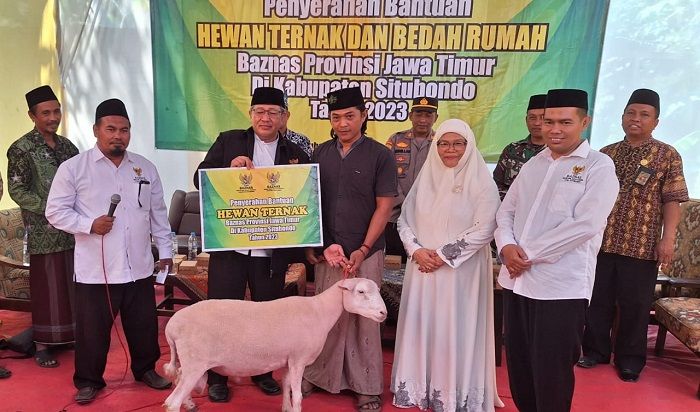 Serahkan Bantuan Bedah Rumah dan Ternak di Situbondo, Baznas Harap Sinergi Elemen Masyarakat