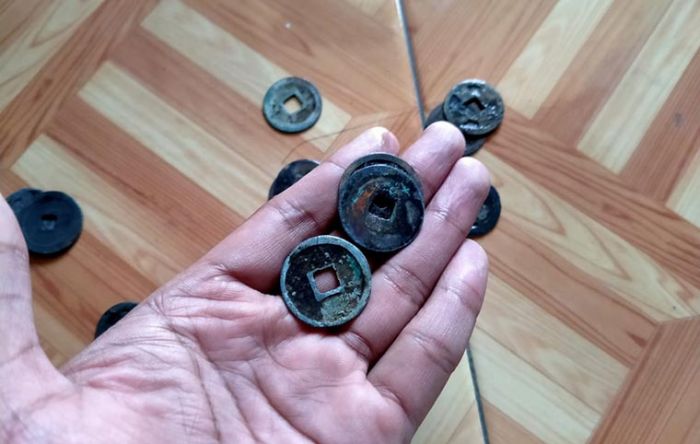 Heboh, Warga Jombang Berburu Koin Kuno Heboh, Warga Jombang Berburu Koin Kuno