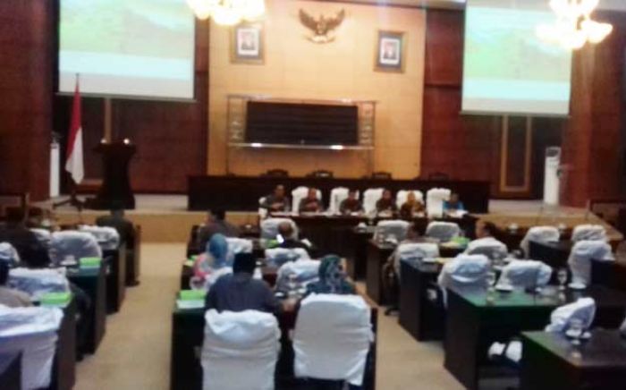 DPRD Jombang Bahas Naskah Akademik Raperda, Hadirkan Tim Ahli dari Unair dan STPD APMD Yogyakarta DPRD Jombang Bahas Naskah Akademik Raperda, Hadirkan Tim Ahli dari Unair dan STPD APMD Yogyakarta