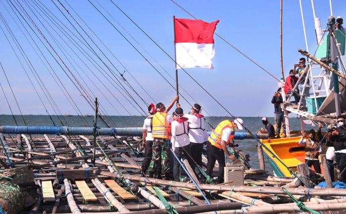 Bersama Nelayan, Wali Kota Pasuruan Kibarkan Bendera Merah Putih di Tengah Laut Bersama Nelayan, Wali Kota Pasuruan Kibarkan Bendera Merah Putih di Tengah Laut