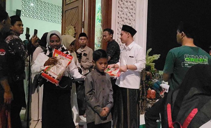 Bagikan 8.663 Paket Ramadhan, Gus Barra Cabup Jaringan Terluas dan Modal Sosial Terkuat Bagikan 8.663 Paket Ramadhan, Gus Barra Cabup Jaringan Terluas dan Modal Sosial Terkuat