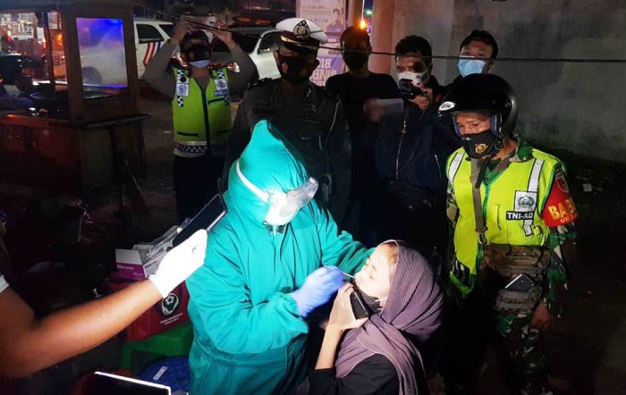 Petugas Gabungan di Situbondo Tes Antigen Pelanggar PPKM Darurat, 3 Orang Positif Terindikasi Corona Petugas Gabungan di Situbondo Tes Antigen Pelanggar PPKM Darurat, 3 Orang Positif Terindikasi Corona