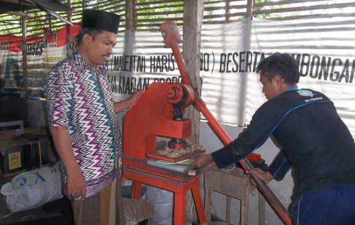 Ini Trik Pembuat Sandal di Daerah Pelosok Sumenep untuk Naikkan Omzet