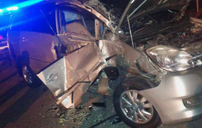 Bus Mira Seruduk Innova di Perak Jombang, Bodi Mobil Hancur Bus Mira Seruduk Innova di Perak Jombang, Bodi Mobil Hancur