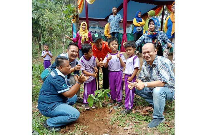 Perusahaan Swasta di Pasuruan Ajak Puluhan Anak PAUD Tanam Pohon di Lereng Gunung Arjuno Perusahaan Swasta di Pasuruan Ajak Puluhan Anak PAUD Tanam Pohon di Lereng Gunung Arjuno