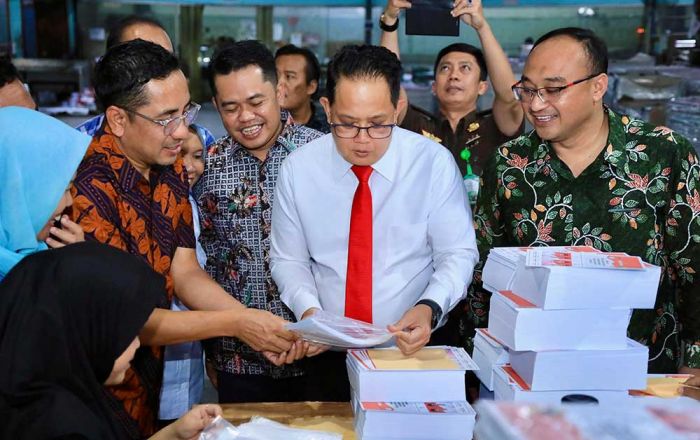 Pastikan Selesai Tepat Waktu, Pj. Gubernur Jatim Cek Progres Percetakan Surat Suara Pilkada Pastikan Selesai Tepat Waktu, Pj. Gubernur Jatim Cek Progres Percetakan Surat Suara Pilkada