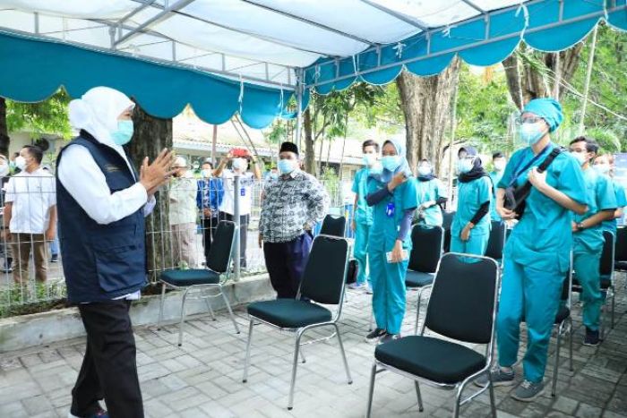Gubernur Khofifah Tinjau Vaksinasi di Gresik, Perlu Ditambah hingga 1.000 Vaksinator Gubernur Khofifah Tinjau Vaksinasi di Gresik, Perlu Ditambah hingga 1.000 Vaksinator